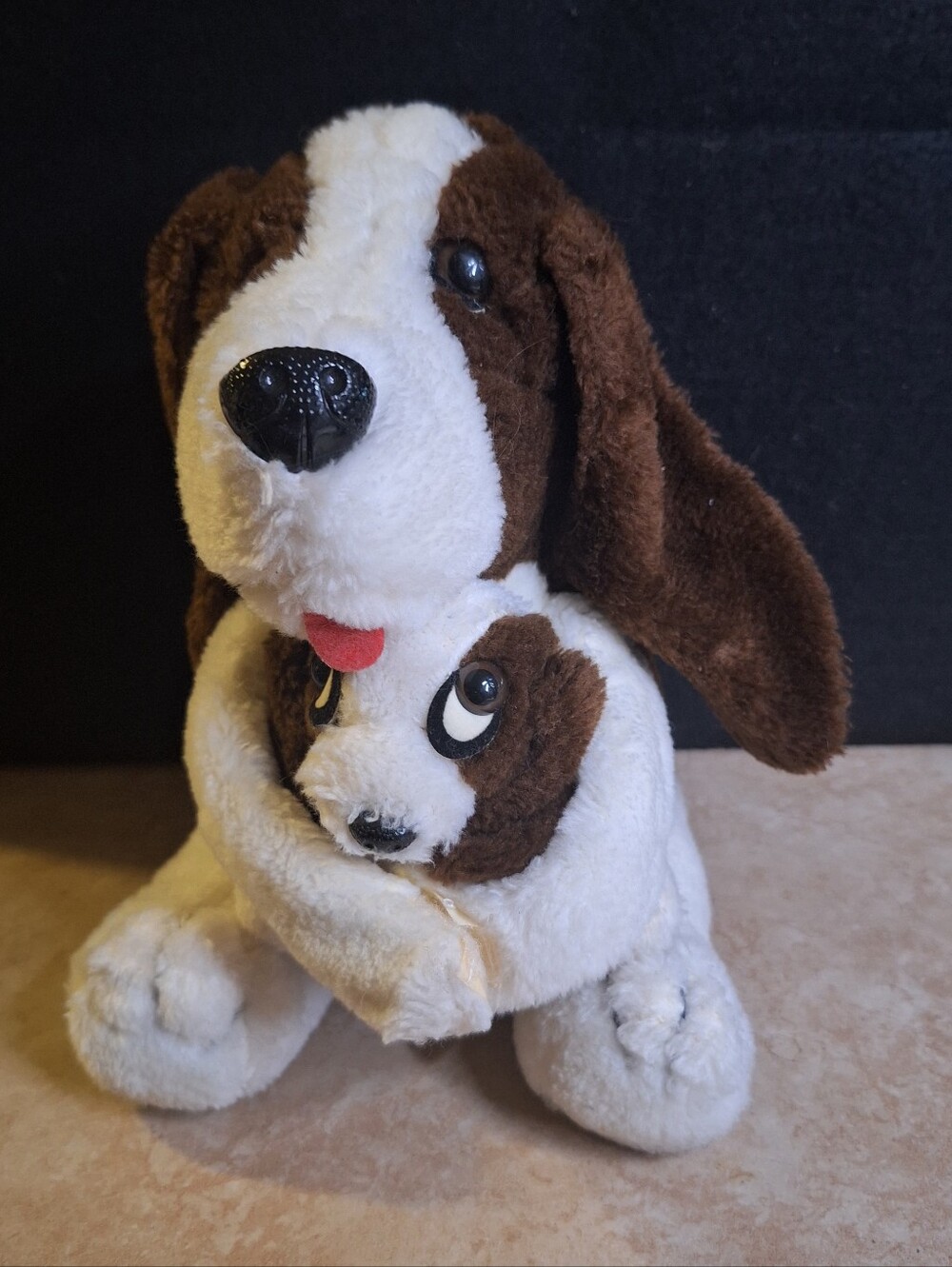 Conesco - Chase Plush Vintage Basset Hound Dog Mom Hook/loop Paws Hold Baby 10"